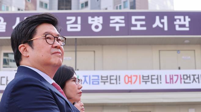 김병주 MBK파트너스 회장과 부인 박경아씨가 지난 4일 서울 서대문구 북가좌동에서 열린 김병주도서관 착공식에 참석해 행사를 지켜보고 있다./사진=뉴스1