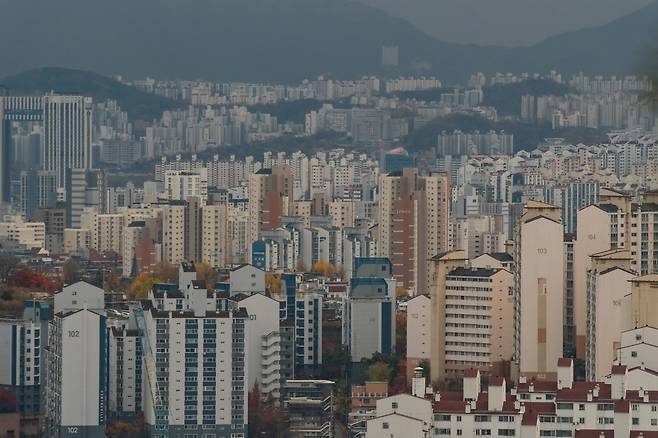 서울 인왕산에서 바라본 서울 시내 아파트 모습. [연합]