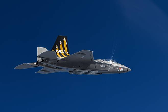 KF-21 1000소티 비행 중인 시제 4호기.[방사청 제공]