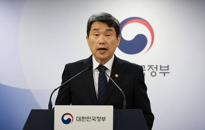 이주호 부총리 겸 교육부 장관이 29일 서울 종로구 정부서울청사에서 AI 디지털 교과서 검정심사 결과 및 도입 로드맵 조정 브리핑을 하고 있다. [교육부 제공]