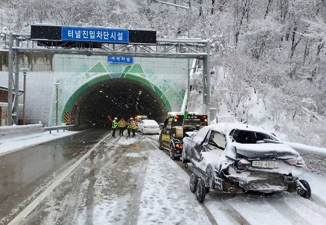 [홍천=뉴시스] 지난 27일 소방당국은 강원 홍천군 서석면 서울양양고속도로 서울방향 서석터널입구에서 4중 추돌사고가 발생했다고 밝혔다.&nbsp; 강원특별자치도 소방본부 제공. *재판매 및 DB 금지