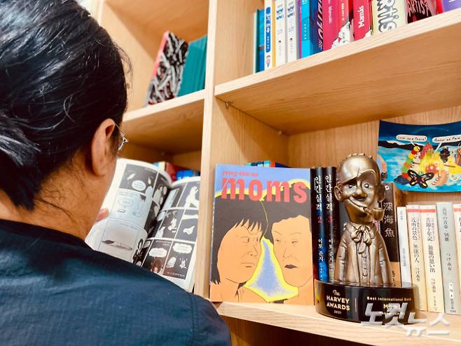 마영신 작가가 하비상 수상작인 '엄마들'과 대표 작품들을 소개하고 있다. 김민수 기자