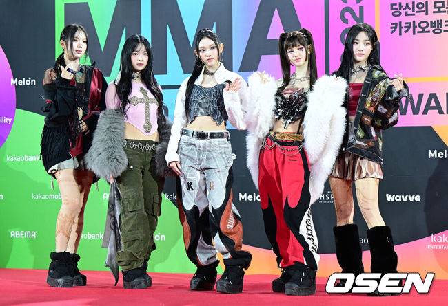 [OSEN=지형준 기자] 2일 오후 인천 인스파이어 아레나에서 멜론뮤직어워드(MMA2023)&nbsp;레드카펫 행사가 열렸다.뉴진스가 포토타임을 하고 있다. 2023.12.02 / jpnews.osen.co.kr