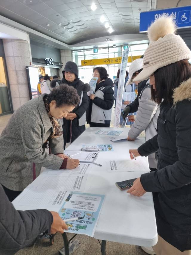 ▲서명에 참여하고 있는 시민들의 모습.ⓒ남양주시