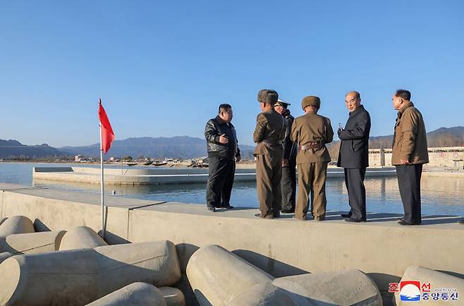 김정은이 함경남도 신포시 바닷가양식사업소 건설 현장을 시찰했다.