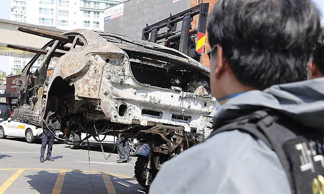 지난 8월 5일 인천 서구 청라동 한 아파트 지하주차장에서 화재가 발생해 전소된 벤츠 전기차가 지게차로 옮겨지고 있다. 뉴시스