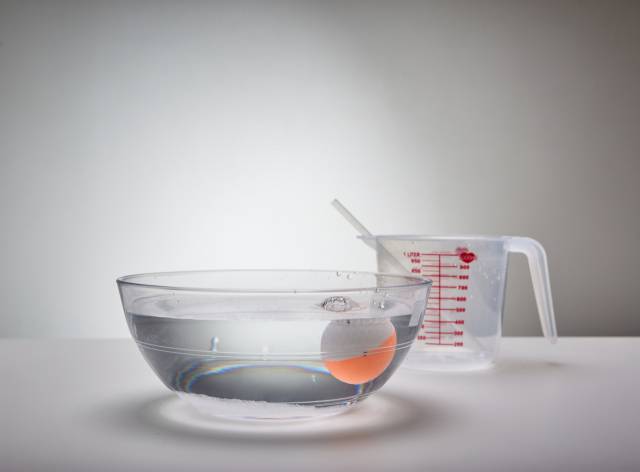 브라이슨 디섐보는 대회 출전에 앞서 소금물에 골프볼을 담근다. 볼의 편심 여부를 체크하는 것이다. 디섐보처럼 골프볼을 소금물에 담가 무게중심을 살펴봤다. 사진 제공=유영호(나우스튜디오)