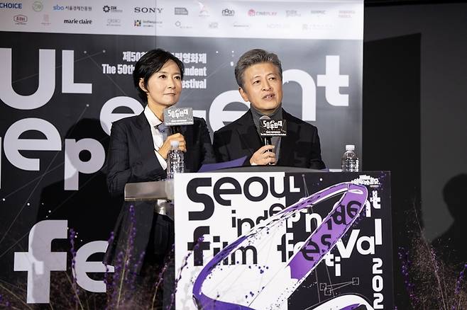 서울독립영화제2024 개막식 사회를 맡은 류시현(좌측), 권해효(우측