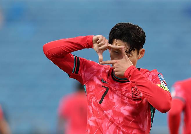 ▲ 한국 대표팀은 19일 요르단 암만의 암만 국제 경기장에서 열린 ‘2026 국제축구연맹(FIFA) 북중미월드컵’ 아시아지역 3차예선 B조 6차전에서 팔레스타인을 만났다. 1-1 무승부로 승점 1점만 가져왔다. 전반 12분 김민재가 백패스를 했는데 팔레스타인 수비를 제대로 체크하지 못했다. 조현우가 튀어나왔지만 팔레스타인 슈팅을 막을 수 없었고 충격적인 실점을 범하게 됐다. 그러나 리드를 빠르게 동점으로 돌린 주인공은 손흥민이었다. 전반 16분 손흥민이 측면으로 볼을 건넨 이후 하프스페이스로 빠져 들어갔고 감각적인 오른발 슈팅으로 밀어 넣었다. 하지만 후반에 득점하지 못하며 이기지 못했다 ⓒ연합뉴스