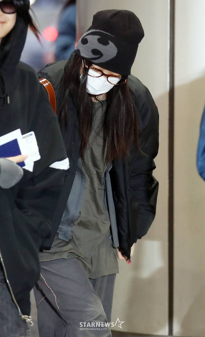 그룹 뉴진스(NewJeans) 혜린이 일본 일정을 위해 29일 오전 서울 강서구 김포국제공항을 통해 출국하고 있다. 2024.10.29 /사진=임성균 tjdrbs23@