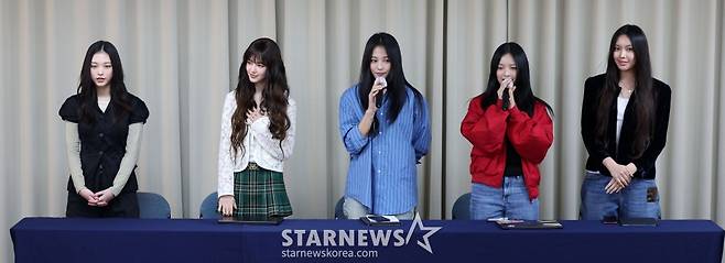 [서울=뉴시스] 김선웅 기자 = 그룹 뉴진스가 28일 서울 강남구 스페이스쉐어 삼성역센터에서 어도어와의 전속계약 해지 관련 긴급 기자회견을 하고 있다. 왼쪽부터 해린, 다니엘, 하니, 민지, 혜인. 2024.11.28. mangusta@newsis.com /사진=김선웅