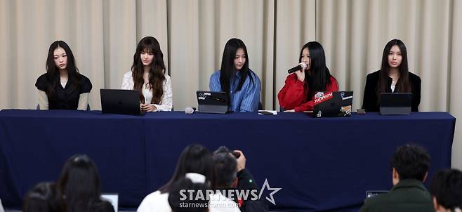 [서울=뉴시스] 김선웅 기자 = 그룹 뉴진스가 28일 서울 강남구 스페이스쉐어 삼성역센터에서 어도어와의 전속계약 해지 관련 긴급 기자회견을 하고 있다. 왼쪽부터 해린, 다니엘, 하니, 민지, 혜인. 2024.11.28. mangusta@newsis.com /사진=김선웅