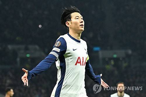 손흥민은 29일(한국시간) 영국 런던의 토트넘 홋스퍼 스타디움에서 끝난 2024-2025 유럽축구연맹(UEFA) 유로파리그 리그 페이즈 5차전 AS로마와의 홈 경기에서 전반 5분 페널티킥을 차 넣어 이번 시즌 4호골을 달성했다. 손흥민이 골을 터트리기는 지난 10월19일 애스턴 빌라와의 프리미어리그 홈 경기 이후 한 달 열흘 만이다. UEFA 클럽대항전에서 득점하기는 2022년 10월12일 UEFA 쳄피언스리그 아인트라흐트 프랑크푸르크와의 홈 경기에서 멀티골을 넣어 3-2 승리를 이끌 때 이후 2년 1개월 17일 만이고, 유로파리그 득점은 2021년 2월18일 오스트리아 구단인 볼프스베르거와의 2라운드 1차전 원정 경기에서 전반 13분 득점한 이후 처음이다. 3년 9개월 만에 유로파리그 골을 넣을 셈이 됐다. 그러나 토트넘은 이후 AS로마에 두 번이나 동점포를 내줘 2-2로 비기고 유로파리그 2경기 연속 승리 사냥에 실패했다. 연합뉴스