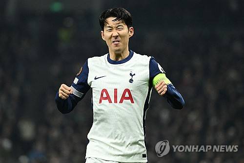 손흥민은 29일 영국 런던의 토트넘 홋스퍼 스타디움에서 끝난 2024-2025 유럽축구연맹(UEFA) 유로파리그 리그 페이즈 5차전 AS로마와의 홈 경기에서 전반 5분 페널티킥을 차 넣어 이번 시즌 4호골을 달성했다. 손흥민이 골을 터트리기는 지난 10월19일 애스턴 빌라와의 프리미어리그 홈 경기 이후 한 달 열흘 만이다. UEFA 클럽대항전에서 득점하기는 2022년 10월12일 UEFA 쳄피언스리그 아인트라흐트 프랑크푸르크와의 홈 경기 이후 2년 1개월 17일 만이다. 토트넘은 이후 AS로마에 두 번이나 동점포를 내줘 2-2로 비겼다. 연합뉴스