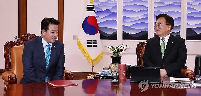 박정 예결위원장과 회동하는 우원식 국회의장 [연합뉴스 자료사진]