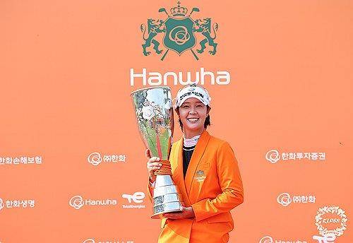 지난 8월 한화 클래식 우승 트로피를 품은 박지영. [KLPGA 제공. 재판매 및 DB 금지]