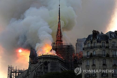 2019년 4월15일 화마에 휩싸인 노트르담 대성당 모습. [AFP 연합뉴스 자료사진. 재판매 및 DB 금지]