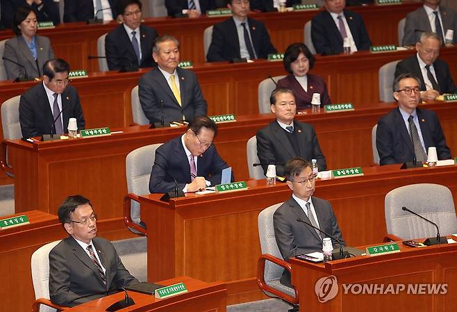 굳은 표정의 국무위원들 (서울=연합뉴스) 신준희 기자 = 29일 국회에서 열린 예산결산특별위원회 전체회의에서 최상목 부총리 겸 기획재정부 장관 등이 굳은 표정을 짓고 있다.   
    예결위는 이날 감액만 반영한 내년도 예산안을 처리할 예정이다. 2024.11.29 hama@yna.co.kr