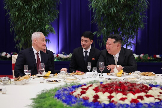 지난 29일 북한 4·25문화회관에서 러시아 군사대표단을 환영하는 공연과 연회가 열렸다. 사진=뉴스1
