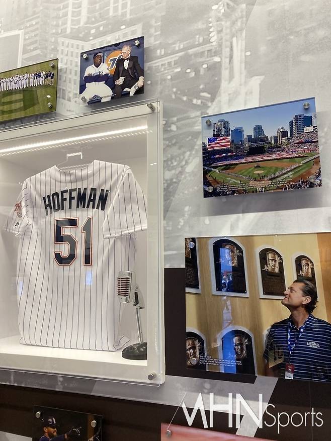  (샌디에이고 홈구장 '펫코파크' 내에 전시되어 있는 트레버 호프먼의 사진)