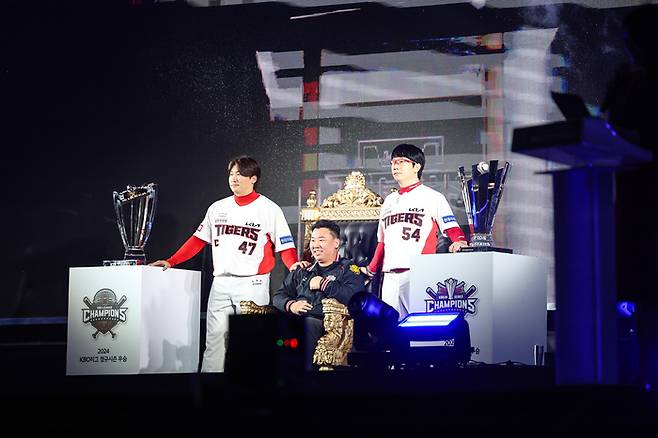 30일 광주 김대중컨벤션센터에서 KIA V12 타이거즈 페스타가 성황리에 열렸다. 이범호 감독과 나성범-양현종이 등장하고 있다. 사진 | KIA 타이거즈