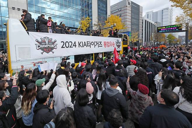 30일 광주 동구 금남로 일대에서 열린 프로야구 광주 연고팀 KIA 타이거즈 한국시리즈 우승 기념 카퍼레이드에서 시민들이 이범호 감독과 선수들에게 손을 흔들며 인사하고 있다. 연합뉴스