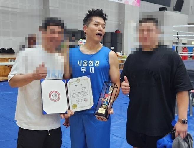 생활복싱대회에서 우승해 트로피를 들고있는 안성재 셰프(가운데). /인스타그램