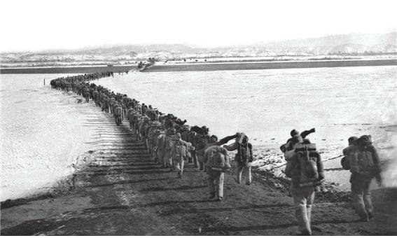 1950년 10월 압록강을 건너 참전하는 “중공군”의 모습. 사진/ 중국 신화(Xinhua).
