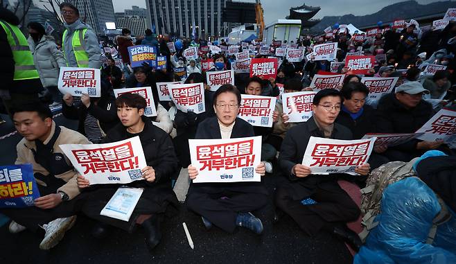 더불어민주당 이재명 대표가 30일 오후 서울 종로구 광화문 북측광장 인근에서 열린 '김건희·윤석열 국정농단 규탄·특검 촉구 제5차 국민행동의 날'에서 구호를 외치고 있다. /연합뉴스