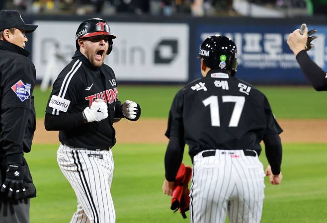 <yonhap photo-3837="">(수원=연합뉴스) 한종찬 기자 = 10일 경기도 수원케이티위즈파크에서 열린 2023 KBO 한국시리즈 3차전 kt wiz와 LG 트윈스의 경기.3회초 2사 2,3루에서 LG 오스틴이 홈런을 친 뒤 그라운드를 돌고 있다.&nbsp;</yonhap>