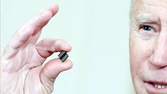 조 바이든 미국 대통령이 지난 2021년 2월 24일 미 워싱턴DC 백악관에서 반도체, 배터리, 희토류, 바이오의약품 등 4개 품목에 대한 공급망 조사를 지시하는 행정명령 14017호에 전격 서명하면서 반도체를 들어 보이고 있다. 로이터=연합뉴스