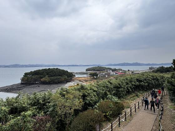 탐방객들이 충남 홍성 유일의 유인섬인 죽도 둘레길을 걷고 있다. 김홍준 기자