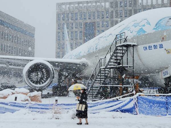 27일 오후 인천 미추홀구 인하공업전문대학 교정에 눈이 내리고 있다. 황남건기자