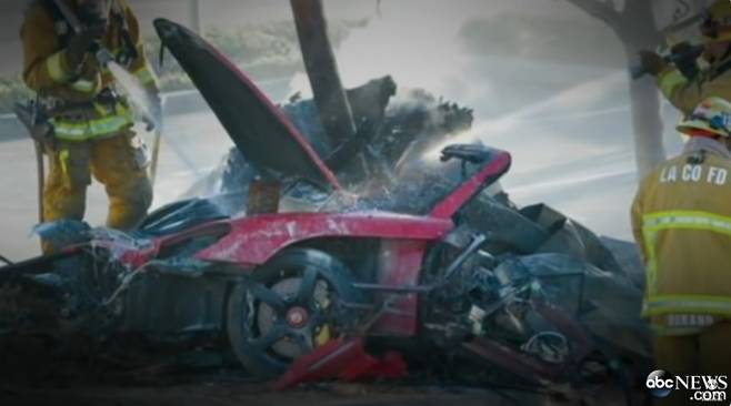 2013년 11월30일(현지시각) 배우 폴 워커가 자동차 사고로 숨졌다. 사진은 사고 당시의 모습. /사진=abc뉴스 영상 캡처