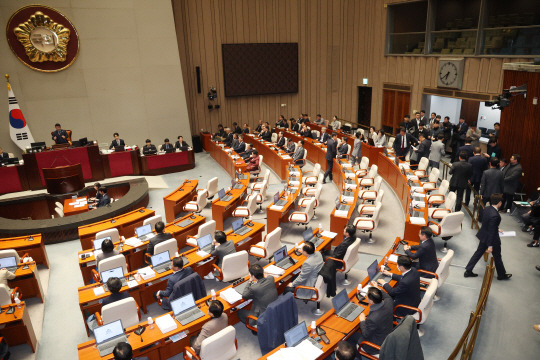 29일 국회에서 열린 예산예산결산특별위원회 전체회의에서 더불어민주당이 감액만 반영한 내년도 예산안을 단독 처리하자, 국민의힘 의원들이 퇴장하고 있다. 연합뉴스