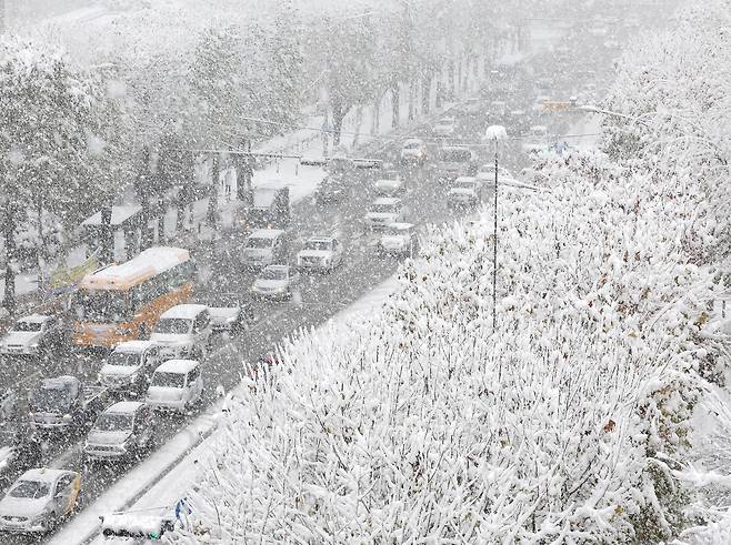 서울 일부지역에 대설경보가 발효된 27일 서초구 반포대로 . [연합]