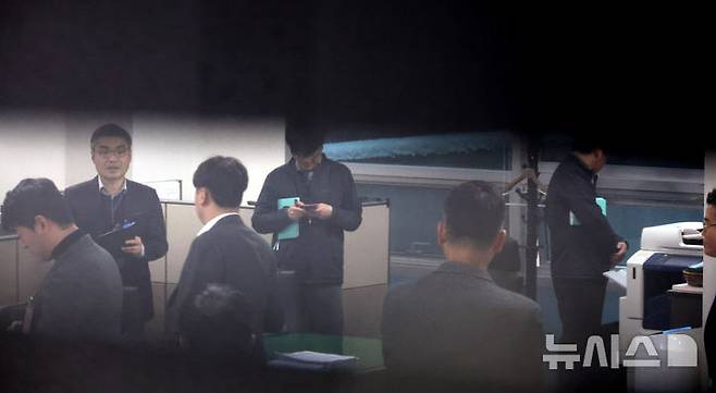 [서울=뉴시스] 조성봉 기자 = 검찰 관계자가  '명태균 공천개입 의혹'과 관련해 27일 오후 서울 여의도 국회 의원회관 내 국민의힘 기획조정국에서 임의제출 형식으로 자료를 받고 있다. 2024.11.27. suncho21@newsis.com