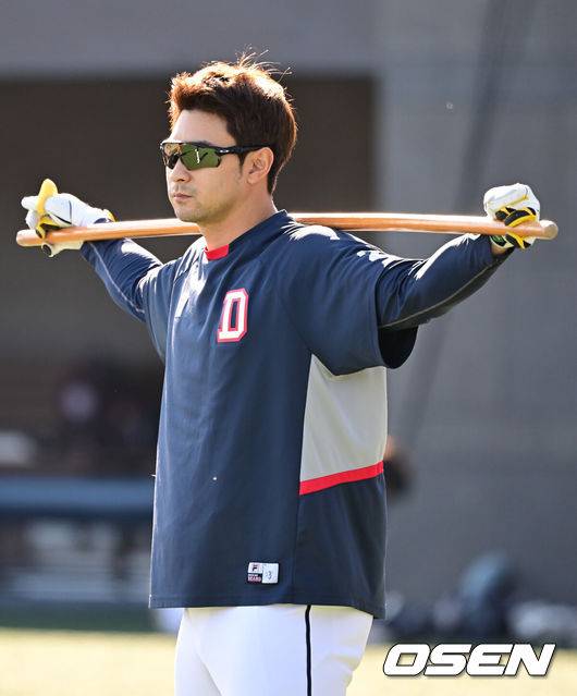 [OSEN=이천, 김성락 기자] 6일 오후 경기 이천시 두산베어스파크에서 프로야구 구단 두산베어스의 마무리 캠프 훈련이 진행됐다. 이날 훈련에는 오재원의 강압, 수면제 대리 처방으로 사회봉사 80시간 제재를 받은 두산 베어스 소속 김민혁(외야수), 김인태(외야수), 박계범(내야수), 박지훈(내야수), 안승한(포수), 이승진(투수), 장승현(투수), 제환유(투수) 8명이 훈련에 참여했다.두산 강승호가 몸을 풀고 있다. 2024.11.06 / ksl0919@osen.co.kr