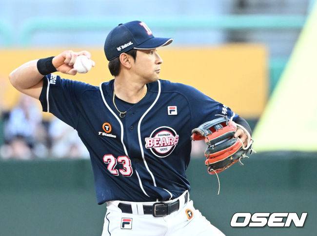 [OSEN=인천, 김성락 기자] 28일 오후 인천 미추홀구 SSG랜더스필드에서 ‘2024 신한은행 SOL Bank KBO리그’ SSG 랜더스와 두산 베어스의 경기가 열렸다.이날 홈팀 SSG 는 송영진, 원정팀 두산은 최준호를 선발투수로 내세웠다.6회말 무사 1루 SSG 에레디아의 병살타 때 두산 2루수 강승호가 1루주자 최정을 포스아웃 시킨 뒤 1루로 송구하고 있다. 2024.07.28 / ksl0919@osen.co.kr