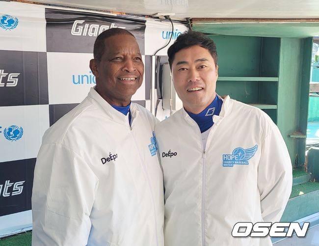 [OSEN=부산, 손찬익 기자] 30일 사직구장에서 열린 제12회 희망더하기 자선야구대회에 참가한 제리 로이스터 전 롯데 자이언츠 감독과 두산 베어스 조성환 코치 /what@osen.co.kr
