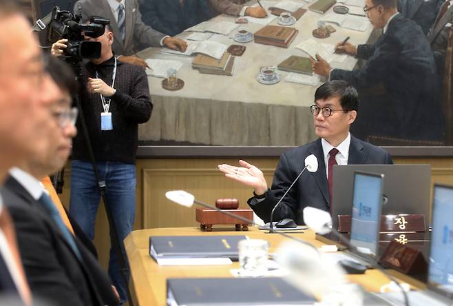 이창용 한국은행 총재가 지난 28일 서울 중구 한국은행에서 열린 금융통화위원회 통화정책방향 회의를 주재하며 관계자에게 손짓하고 있다. 뉴스1