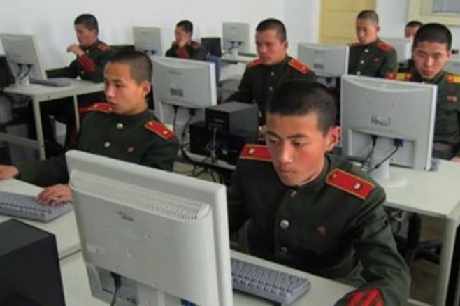 만경대혁명학원에서 컴퓨터 실습 중인 북한 학생들 ⓒ조선중앙통신