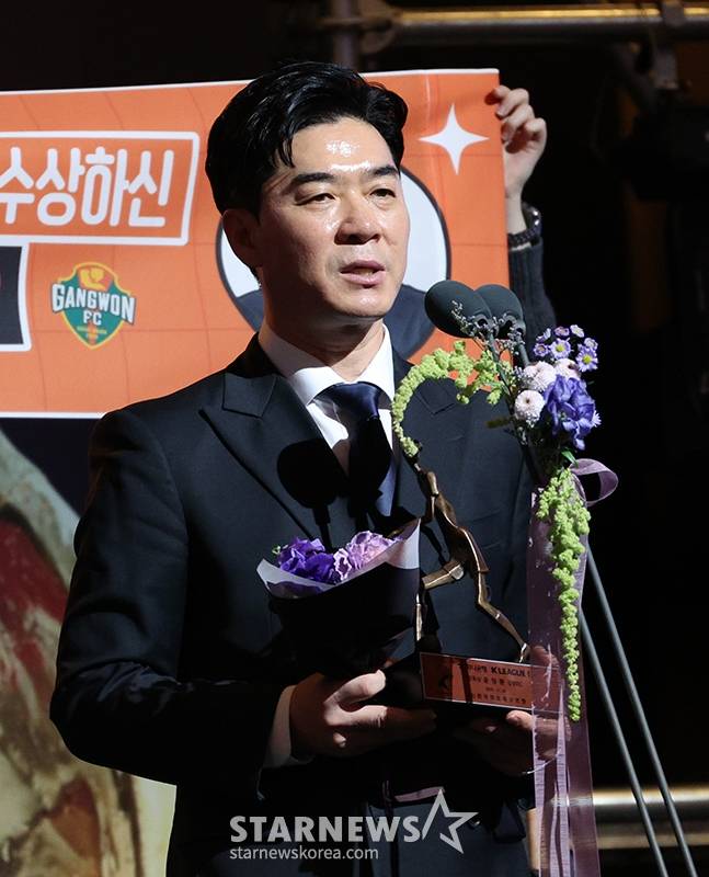 하나은행 K리그 2024 대상 시상식이 29일 서울 서대문구 스위스 그랜드호텔에서 열렸다.  감독상 윤정환 감독이 시상식 후 포토타임을 갖고 있다. /사진=김진경 대기자.