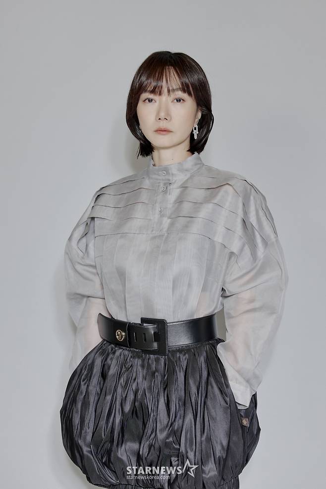 배우 배두나가 29일 오후 서울 종로구 소격동의 한 카페에서 진행된 쿠팡플레이 '가족계획' 관련 인터뷰를 위해 포즈를 취하고 있다.  극 중 배두나는 특별한 능력의 소유자이자 아이들에게 만큼은 다정한 엄마 영수 역할을 맡아 열연했다.  '가족계획'은 기억을 자유자재로 편집할 수 있는 특수한 능력을 가진 엄마 한영수(배두나)가 가족들과 합심하여 악당들에게 지옥을 선사하는 이야기. '보이스'(2021) 김곡·김선 쌍둥이 형제 감독이 메가폰을 잡았다. / 사진제공=쿠팡플레이 /사진=김창현 chmt@