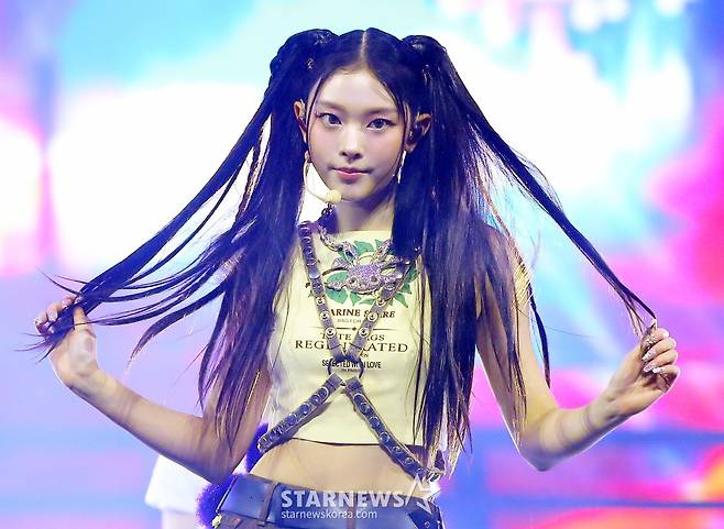 걸그룹 뉴진스(NewJeans) 해린이 '2023 아시아 아티스트 어워즈 인 필리핀'(2023 Asia Artist Awards IN THE PHILIPPINES, 이하 '2023 AAA')에서 멋진 무대를 선보이고 있다.  뉴진스는 '2023 AAA'에서 AAA 올해의 가수상, AAA 올해의 노래상, AAA 페뷸러스상, AAA 베스트 초이스상, AAA 아시아셀러브리티상, AAA 핫트렌드상 등 6개의 트로피를 안으며 최다관왕의 영광을 차지했다. 특히 뉴진스는 대상 부문인 올해의 가수상과 올해의 노래상 2관왕의 대기록을 썼다.  /사진=김창현