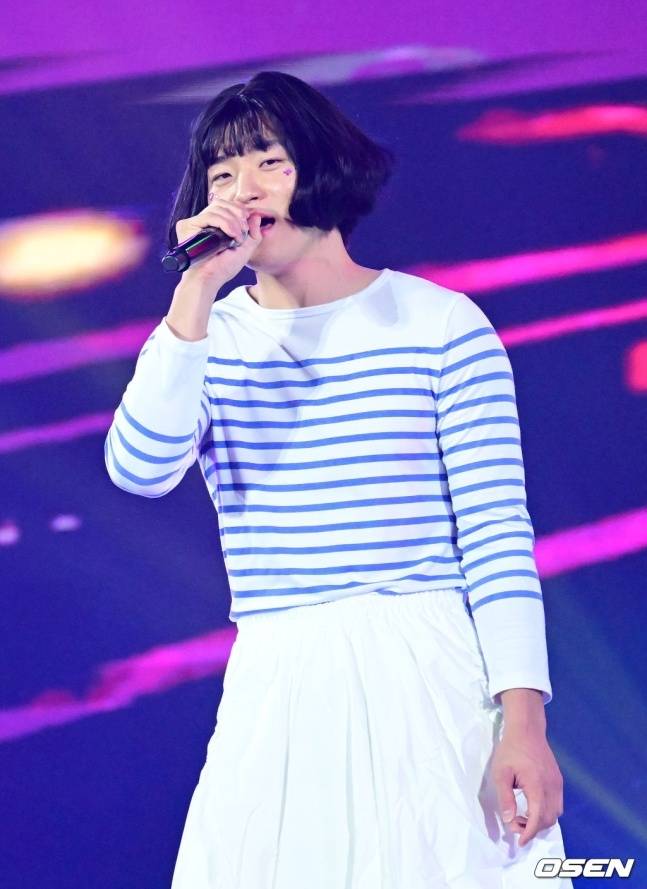 KIA 김도영이 30일 광주광역시 서구에 위치한 김대중컨벤션센터에서 열린 'V12 타이거즈 페스타'에서 뉴진스의 하니 분장을 한 채 노래를 부르고 있다.