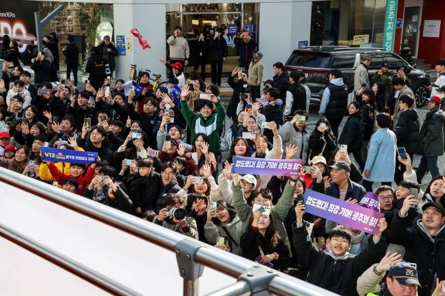 KIA 팬들이 30일 광주광역시 동구 금남로4가에서 열린 2024 한국시리즈 우승 카퍼레이드 행사에서 선수단을 환영하고 있다. /사진=KIA타이거즈 제공