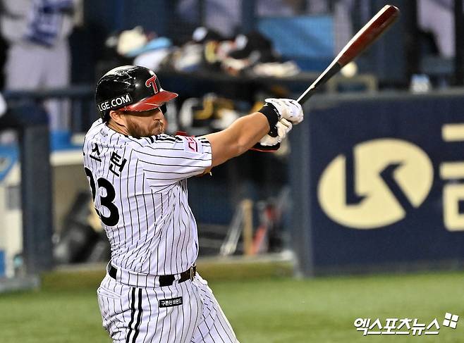 11일 오후 서울 송파구 잠실야구장에서 열린 '2024 신한 SOL Bank KBO 포스트시즌' KT 위즈와 LG 트윈스의 준플레이오프 5차전 경기, 1회말 1사 1루 LG 오스틴이 1타점 2루타를 날리고 있다. 엑스포츠뉴스 DB