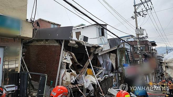 성남서 붕괴한 2층짜리 주택 (성남=연합뉴스) 29일 오후 2시 24분께 경기도 성남시 수정구 신흥동 소재 2층짜리 주택이 무너지는 사고가 났다.
    사고로 인한 인명 피해는 없었다. 2024.11.29 [경기도소방재난본부 제공. 재판매 및 DB 금지] sol@yna.co.kr