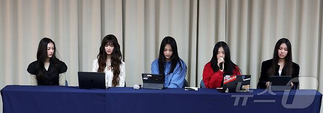 그룹 뉴진스가 28일 서울 강남구 스페이스쉐어 삼성역센터에서 어도어와의 전속계약 해지 관련 긴급 기자회견을 하고 있다. 왼쪽부터 해린, 다니엘, 하니, 민지, 혜인. (공동취재) 2024.11.28/뉴스1 ⓒ News1 권현진 기자